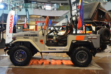 QUEZON CITY, PH - 12 Haziran - Toyota kruvazörü, Concept One off road platformlarından birinde 12 Haziran 2022 tarihinde Quezon City, Filipinler 'de sergilenmektedir. Offroad platformlarından birinin Filipinler 'de yapılmış bir araba sergisi olduğu kavramı. 