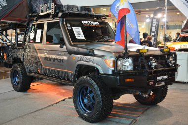 QUEZON CITY, PH - 12 Haziran - Toyota kruvazörü, Concept One off road platformlarından birinde 12 Haziran 2022 tarihinde Quezon City, Filipinler 'de sergilenmektedir. Offroad platformlarından birinin Filipinler 'de yapılmış bir araba sergisi olduğu kavramı. 
