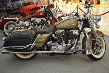 MANILA, PH - 15 Haziran - Harley Davidson Road King Motosikleti Bumper 'dan Bumper' a 15 Haziran 2022 'de Manila, Filipinler' de. Bumper to Bumper, Filipinler 'de yapılan bir otomobil fuarıdır..