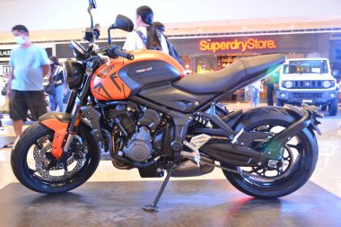 MANDALUYONG, PH - 17 Haziran - 17 Haziran 2022 tarihinde Filipinler 'in Mandaluyong şehrinde Autohub dads mega araba sergisinde Triumph Trident motosikleti. Autohub dads mega ride, Filipinler 'de düzenlenen bir otomobil fuarı..