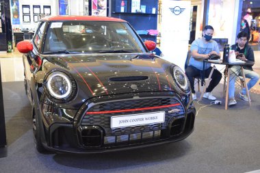 MANDALUYONG, PH - 17 Haziran - Mini John Cooper 17 Haziran 2022 tarihinde Mandaluyong, Filipinler 'de Autohub dads mega araba fuarında çalışıyor. Autohub dads mega ride, Filipinler 'de düzenlenen bir otomobil fuarı..