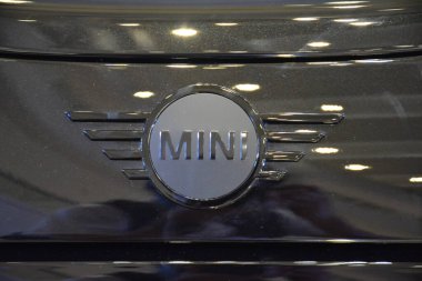 MANDALUYONG, PH - 17 Haziran - Mini John Cooper 17 Haziran 2022 tarihinde Mandaluyong, Filipinler 'de Autohub dads mega araba sergisi' nde araba amblemi üzerinde çalışıyor. Autohub dads mega ride, Filipinler 'de düzenlenen bir otomobil fuarı..