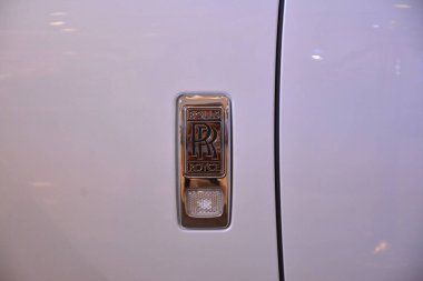 MANDALUYONG, PH - 17 Haziran - Rolls Royce Hayalet amblemi 17 Haziran 2022 tarihinde Mandaluyong, Filipinler 'de Autohub dads mega araba sergisi. Autohub dads mega ride, Filipinler 'de düzenlenen bir otomobil fuarı..