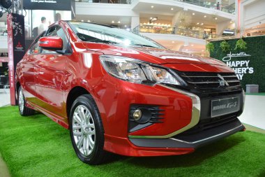 MAKATI, PH - 18 Haziran - Mitsubishi serap g4 Mitsubishi life kyaraban car sergisi 18 Haziran 2022 tarihinde Makati, Filipinler 'de. Mitsubishi life kyaraban, Filipinler 'de düzenlenen bir otomobil fuarı..