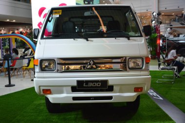 MAKATI, PH - 18 Haziran - Mitsubishi L300 dağıtım minibüsü 18 Haziran 2022 tarihinde Makati, Filipinler 'de Mitsubishi life kyaraban car vitrininde. Mitsubishi life kyaraban, Filipinler 'de düzenlenen bir otomobil fuarı..