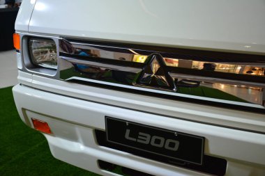 MAKATI, PH - 18 Haziran - Mitsubishi L300 dağıtım minibüsü 18 Haziran 2022 tarihinde Makati, Filipinler 'de Mitsubishi life kyaraban car vitrininde. Mitsubishi life kyaraban, Filipinler 'de düzenlenen bir otomobil fuarı..