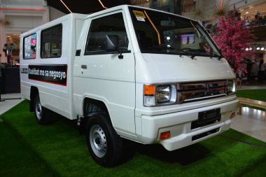 MAKATI, PH - 18 Haziran - Mitsubishi L300 dağıtım minibüsü 18 Haziran 2022 tarihinde Makati, Filipinler 'de Mitsubishi life kyaraban car vitrininde. Mitsubishi life kyaraban, Filipinler 'de düzenlenen bir otomobil fuarı..