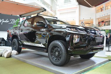 MAKATI, PH - 18 Haziran - Mitsubishi strada siyah serisi Mitsubishi life kyaraban otomobil sergisinden 18 Haziran 2022 tarihinde Filipinler 'in Makati kentinde toplandı. Mitsubishi life kyaraban, Filipinler 'de düzenlenen bir otomobil fuarı..