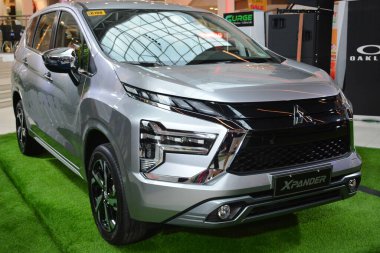 MAKATI, PH - 18 Haziran - Mitsubishi xpander mpv Mitsubishi life kyaraban car display at 18 Haziran 2022, Makati, Filipinler. Mitsubishi life kyaraban, Filipinler 'de düzenlenen bir otomobil fuarı..