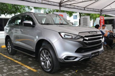 Pasay, PH - 28 Mayıs - Isuzu Mux SUv 28 Mayıs 2022 tarihinde Pasay, Filipinler 'de Autofest test sürüşünde. Autofest, Filipinler 'in Pasay kentinde düzenlenen bir test sürüşü etkinliğidir..