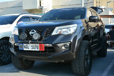 Nissan Elites 'te 26 Mart 2023' te, Paranaque, Filipinler 'de Nissan Terra Suv' da. Nissan Elites, Filipinler 'de bir otomobil kulübü..