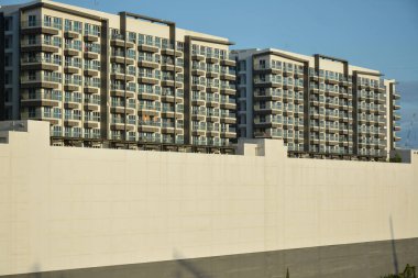 PARANAQUE, PH - MAR 26 - 26 Mart 2023 tarihinde Filipinler 'in Paranaque kentinde Dünya Sahil Apartmanı cephesine yerleşir. Resorts World Bayshore Filipinler 'de düşük katlı bir apartman dairesi..