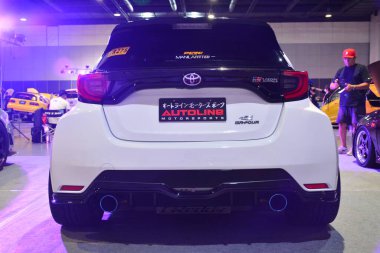 Pasay, PH - MAR 4 - Toyota yaris gazoo JDM Metro Fuarı 'nda 4 Mart 2023 tarihinde Pasay, Filipinler' de yarışıyor. JDM Underground, Filipinler 'de düzenlenen bir otomobil fuarıdır..