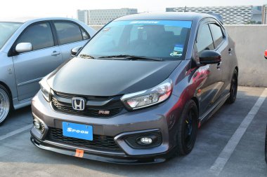 PARANAQUE, PH - MAR 12 - Sneaky Mods 'un arabasında Honda brio spoon sporları 12 Mart 2023 tarihinde Paranaque, Filipinler' de buluşuyor. Sneaky Mods, Filipinler 'de bir araba yarışması..