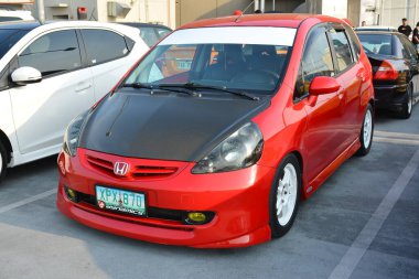 PARANAQUE, PH - MAR 12 - Sneaky Mods 'un arabasında Honda Jazz 12 Mart 2023' te Paranaque, Filipinler 'de buluşuyor. Sneaky Mods, Filipinler 'de bir araba yarışması..