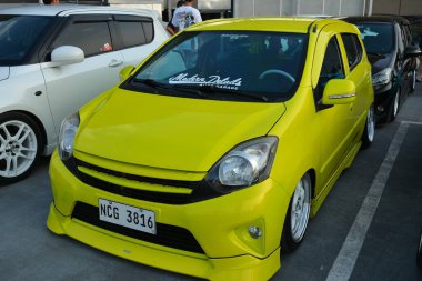 PARANAQUE, PH - MAR 12 - Sneaky Mods 'un arabasında Toyota wigo 12 Mart 2023' te Paranaque, Filipinler 'de buluşuyor. Sneaky Mods, Filipinler 'de bir araba yarışması..