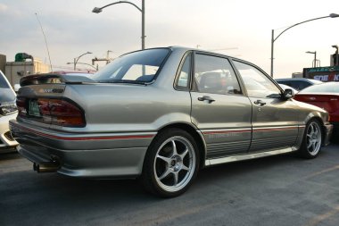 PARANAQUE, PH - MAR 12 - Mitsubishi galant Sneaky mods 'un arabasında 12 Mart 2023' te Paranaque, Filipinler 'de buluşacak. Sneaky Mods, Filipinler 'de bir araba yarışması..