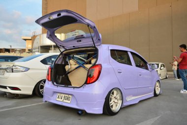 PARANAQUE, PH - MAR 12 - Sneaky Mods 'un arabasında Toyota wigo 12 Mart 2023' te Paranaque, Filipinler 'de buluşuyor. Sneaky Mods, Filipinler 'de bir araba yarışması..