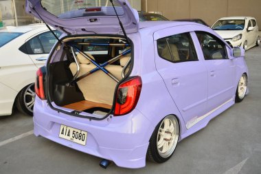 PARANAQUE, PH - MAR 12 - Sneaky Mods 'un arabasında Toyota wigo 12 Mart 2023' te Paranaque, Filipinler 'de buluşuyor. Sneaky Mods, Filipinler 'de bir araba yarışması..