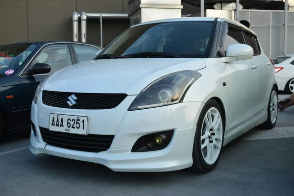 Sneaky Mods 'un arabasında Suzuki Swift 12 Mart 2023' te Paranaque, Filipinler 'de buluşuyor. Sneaky Mods, Filipinler 'de bir araba yarışması..