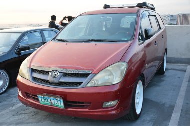 PARANAQUE, PH - MAR 18 - Veloce arabasında Toyota innova 18 Mart 2023 'te Paranaque, Filipinler' de buluştu. Veloce, Filipinler 'de bir otomobil kulübü..