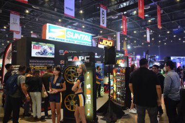 Pasay, PH - 25 Mart - 25 Mart 2023 tarihinde Pasay, Filipinler 'de Inside yarış bisikleti festivalinde Suntal ve Jdo standı. Inside Racing, Filipinler 'de bir motosiklet yarışması..