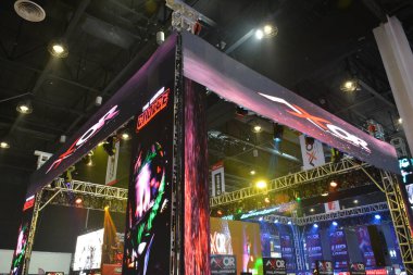 Pasay, PH - 25 Mart - Axor Miğfer standı 25 Mart 2023 tarihinde Pasay, Filipinler 'de yarışan bisiklet festivalinde. Inside Racing, Filipinler 'de bir motosiklet yarışması..