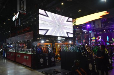 Pasay, PH - 25 Mart - 25 Mart 2023 tarihinde Pasay, Filipinler 'de Inside yarış bisikleti festivalinde G ren sert alaşım standı. Inside Racing, Filipinler 'de bir motosiklet yarışması..