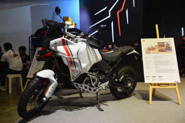 Pasay, PH - 25 Mart - Ducati Çöl X 25 Mart 2023 tarihinde Pasay, Filipinler 'de yarışın içinde. Inside Racing, Filipinler 'de bir motosiklet yarışması..
