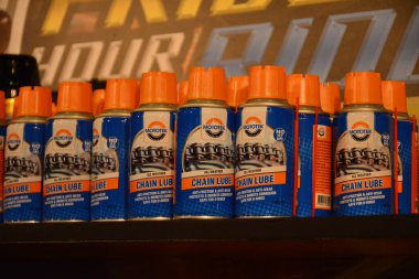 Pasay, PH - 25 Mart - Mototek zincir yağı 25 Mart 2023 tarihinde Pasay, Filipinler 'de yarışın içinde bisiklet festivalinde. Inside Racing, Filipinler 'de bir motosiklet yarışması..