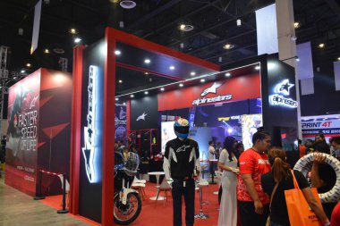 Pasay, PH - 25 Mart - 25 Mart 2023 tarihinde Pasay, Filipinler 'de Inside yarış bisikleti festivalinde Alpinler standı. Inside Racing, Filipinler 'de bir motosiklet yarışması..