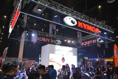 Pasay, PH - 25 Mart - Kymco standında 25 Mart 2023 tarihinde Pasay, Filipinler 'de yarışa katıldı. Inside Racing, Filipinler 'de bir motosiklet yarışması..