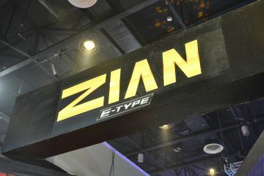 Pasay, PH - 25 MAR - 25 Mart 2023 tarihinde Filipinler 'in Pasay kentinde yarışan bisiklet festivalinde Zian e tipi tabela. Inside Racing, Filipinler 'de bir motosiklet yarışması..