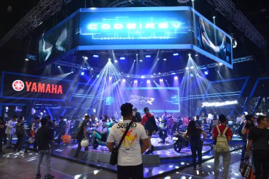 Pasay, PH - 25 Mart - Yamaha standında 25 Mart 2023 tarihinde Pasay, Filipinler 'de yarışan bisiklet festivali. Inside Racing, Filipinler 'de bir motosiklet yarışması..