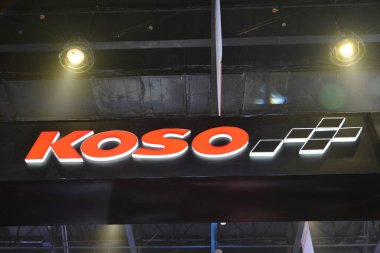 Pasay, PH - 25 Mart - 25 Mart 2023 tarihinde Filipinler 'in Pasay kentinde İç Yarış Bisiklet Festivali' nde Koso standı tabelası. Inside Racing, Filipinler 'de bir motosiklet yarışması..