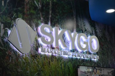Pasay, PH - 25 Mart - 25 Mart 2023 tarihinde Filipinler 'in Pasay kentinde İç Yarış Bisiklet Festivali' nde Skygo standı. Inside Racing, Filipinler 'de bir motosiklet yarışması..