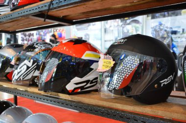Pasay, PH - 25 Mart - 25 Mart 2023 tarihinde Pasay, Filipinler 'de Inside yarış bisikleti festivalinde Rsv kask sergisi. Inside Racing, Filipinler 'de bir motosiklet yarışması..