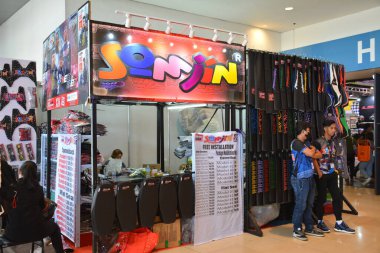 Pasay, PH - 25 Mart - 25 Mart 2023 tarihinde Pasay, Filipinler 'de İç Yarış Bisiklet Festivali' nde Somjin standı. Inside Racing, Filipinler 'de bir motosiklet yarışması..