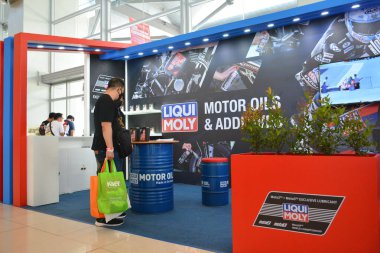 Pasay, PH - MAR 25 - 25 Mart 2023 tarihinde Filipinler 'in Pasay kentinde Inside yarışı bisiklet festivalinde liqui moly standında. Inside Racing, Filipinler 'de bir motosiklet yarışması..