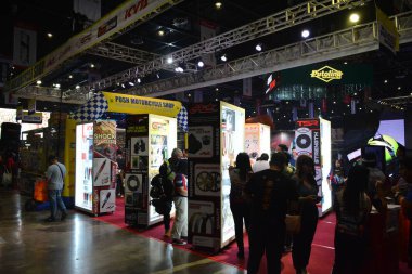 Pasay, PH-MAR 25 - 25 Mart 2023 'te Filipinler' in Pasay kentinde Inside yarış bisikleti festivalinde lüks motosiklet mağazası standı. Inside Racing, Filipinler 'de bir motosiklet yarışması..