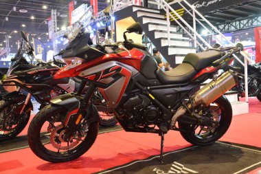 Pasay, PH - MAR 25 - Voge 650 ds 25 Mart 2023 tarihinde Pasay, Filipinler 'de yarışın içinde. Inside Racing, Filipinler 'de bir motosiklet yarışması..