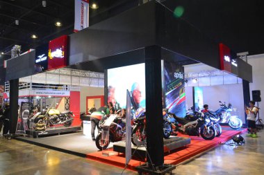 Pasay, PH - MAR 25 - the Moto guzzi standında 25 Mart 2023 tarihinde Pasay, Filipinler 'de yarışlar düzenlendi. Inside Racing, Filipinler 'de bir motosiklet yarışması..