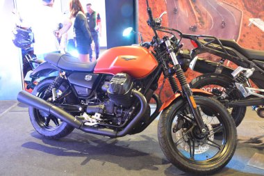 Pasay, PH - MAR 25 - Moto guzzi V7 stone 25 Mart 2023 tarihinde Pasay, Filipinler 'de yarışın içinde. Inside Racing, Filipinler 'de bir motosiklet yarışması..