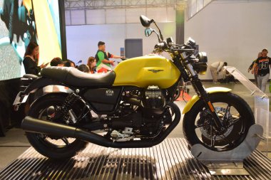 Pasay, PH - MAR 25 - Moto guzzi V7 stone 25 Mart 2023 tarihinde Pasay, Filipinler 'de yarışın içinde. Inside Racing, Filipinler 'de bir motosiklet yarışması..