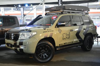 PASAY, PH - APR. 15 Nisan 2023 tarihinde Manila Uluslararası Otomobil Fuarı 'nda Toyota kara kruvazörü Pasay, Filipinler' de. Manila International Auto Show, Filipinler 'de düzenlenen yıllık otomobil fuarıdır..