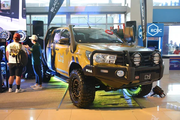 PASAY, PH - APR. 15 - Toyota hilux Manila Uluslararası Otomobil Fuarı 'nda 15 Nisan 2023 tarihinde Pasay, Filipinler' de. Manila International Auto Show, Filipinler 'de düzenlenen yıllık otomobil fuarıdır..