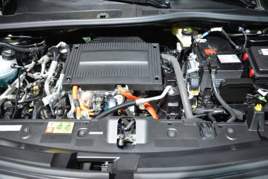 PASAY, PH - APR. 15 - Peugeot e 2008 SUV motoru Manila Uluslararası Otomobil Fuarı 15 Nisan 2023 tarihinde Pasay, Filipinler 'de. Manila International Auto Show, Filipinler 'de düzenlenen yıllık otomobil fuarıdır..