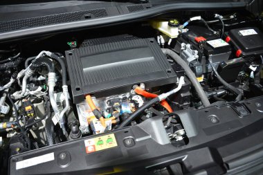 PASAY, PH - APR. 15 - Peugeot e 2008 SUV motoru Manila Uluslararası Otomobil Fuarı 15 Nisan 2023 tarihinde Pasay, Filipinler 'de. Manila International Auto Show, Filipinler 'de düzenlenen yıllık otomobil fuarıdır..