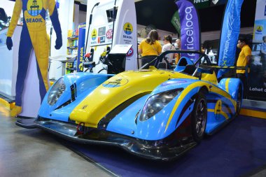 PASAY, PH - APR. 15 - 15 Nisan 2023 tarihinde Manila Uluslararası Otomobil Fuarı 'nda deniz yağı yarışı arabası Pasay, Filipinler' de. Manila International Auto Show, Filipinler 'de düzenlenen yıllık otomobil fuarıdır..