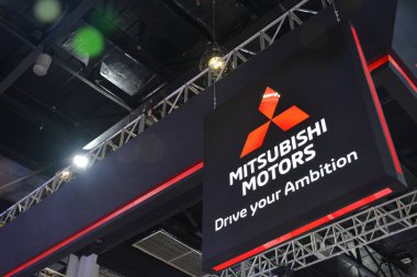 PASAY, PH - APR. 15 - 15 Nisan 2023 'te Filipinler' in Pasay kentinde Manila Uluslararası Otomobil Fuarı 'nda Mitsubishi standı. Manila International Auto Show, Filipinler 'de düzenlenen yıllık otomobil fuarıdır..